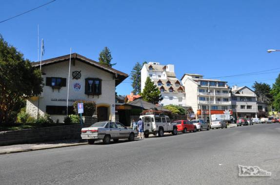 Visita ao club Andino para conseguir mapas e informações sobre trilhas na região de Bariloche, na patagônia andina na Argentina